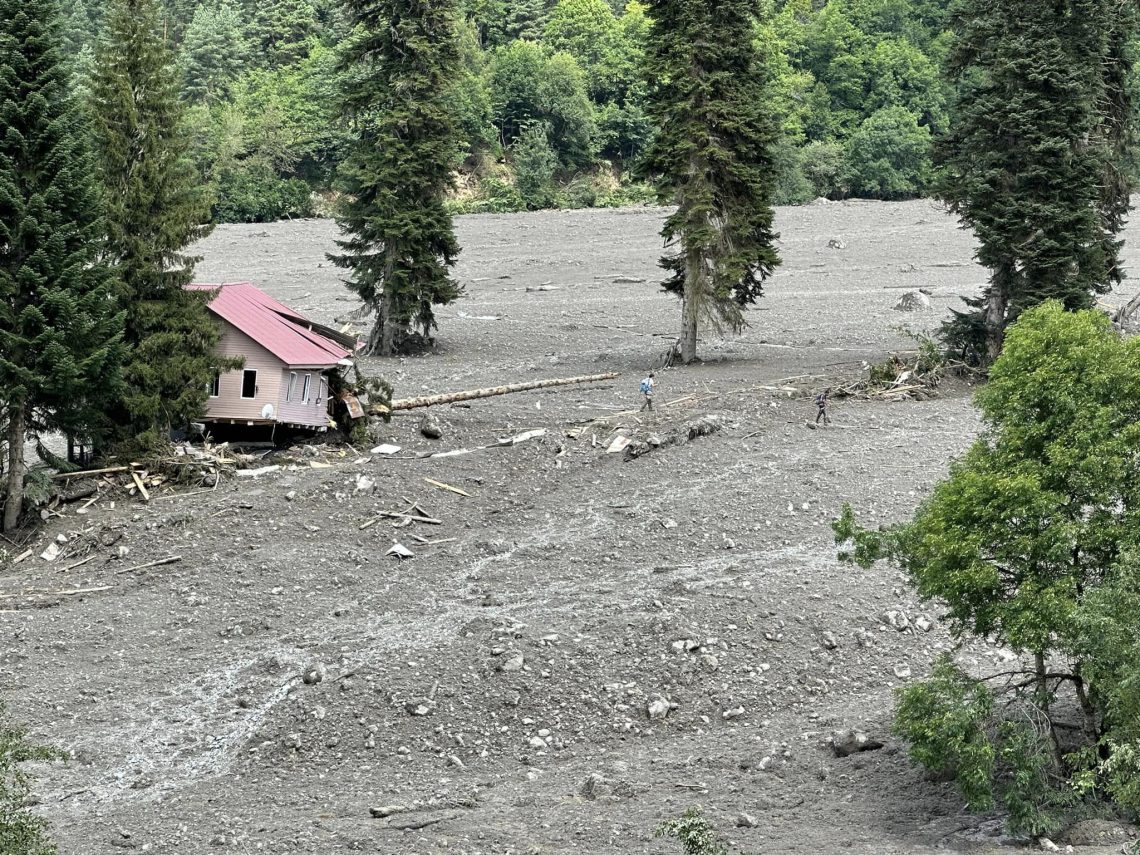 ერთადერთი ნაწილობრივ გადარჩენილი კოტეჯი შოვში – დღის ფოტო