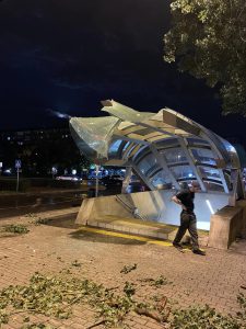 ძლიერმა ქარმა მეტროს ამოსასვლელი დააზიანა (ფოტოები)