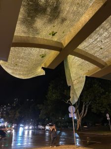 ძლიერმა ქარმა მეტროს ამოსასვლელი დააზიანა (ფოტოები)