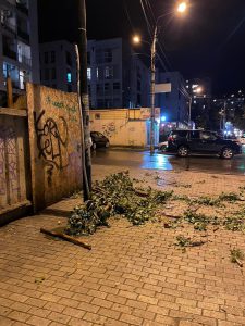 ძლიერმა ქარმა მეტროს ამოსასვლელი დააზიანა (ფოტოები)