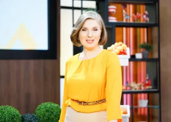 “არა­სო­დეს და­მა­ვი­წყდე­ბა ჩემი პირ­ვე­ლი სექ­ტემ­ბე­რი, სკო­ლის ეზო­ში დე­და­ჩე­მი იყო ერ­თა­დერ­თი დედა, რო­მელ­საც თა­ვი­დან ფე­ხე­ბამ­დე შავები ეცვა” – რას ჰყვება ცნობილი ტელეწამყვანი