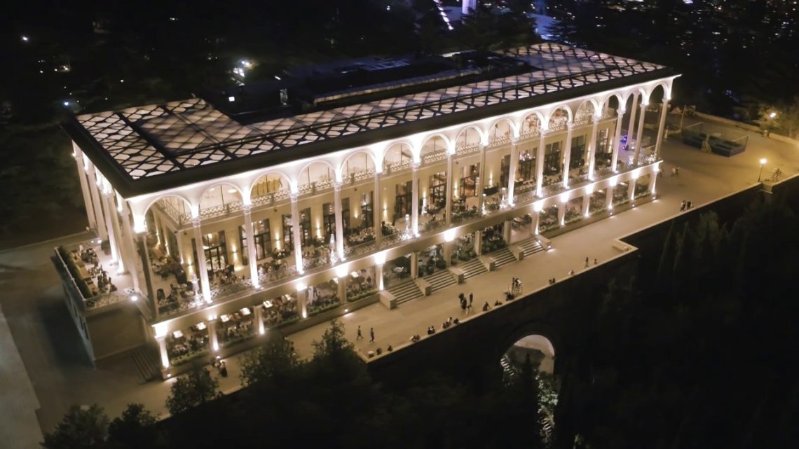 VIDEO: თბილისში, ფუნიკულიორზე მდებარე რესტორანში რუსული სიმღერების ფონზე მიდის გართობა – რა კადრები ვრცელდება სოციალურ ქსელში