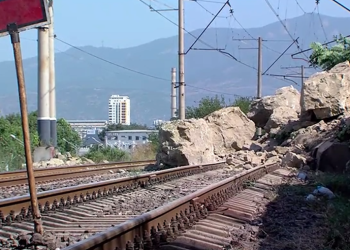 თბილისში რკინიგზის ლიანდაგზე კლდის მასა ჩამოიშალა