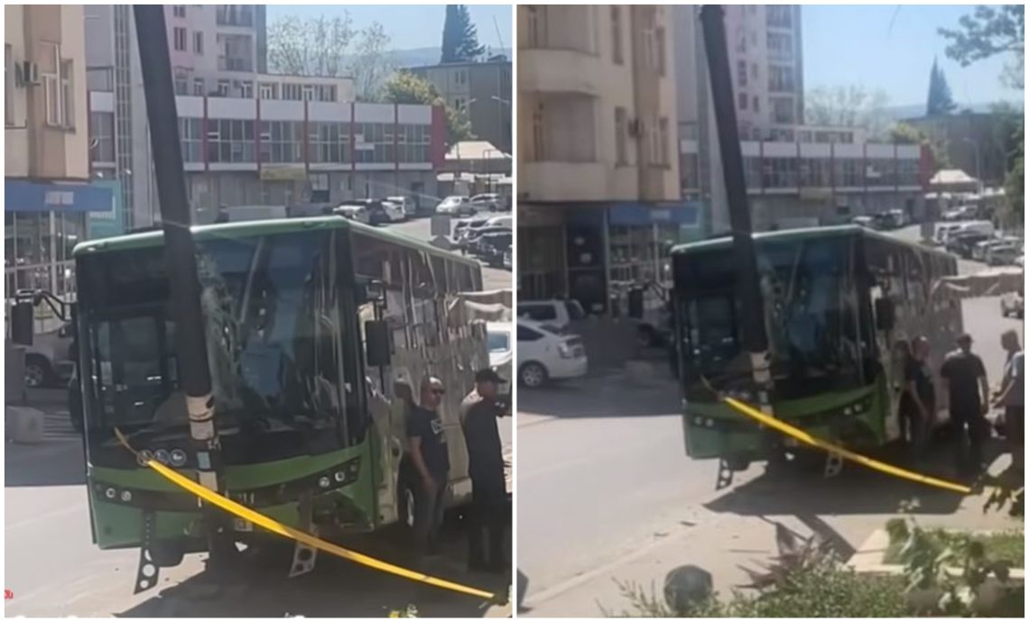 VIDEO: ავტოსაგზაო შემთხვევა – ავტობუსი განათების ბოძს დაეჯახა