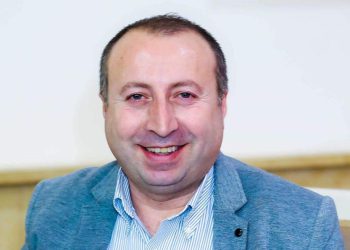 “სიგარეტს ეწეოდა ქუჩაში და უბნის მაცხოვრებლებმა გადაწყვიტეს, რომ ბო*ი იყო” – ვისზე წერს დათო ლიკლიკაძე