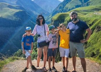 “რამდენიმე დღის წინ იპოვეს ქალბატონის ცხედარი ხელზე ბეჭდით, რომელსაც შიგნიდან ეწერა “ზაზა”. გუშინ მამაკაცის ცხედარი ხელზე ბეჭდით, რომელსაც შიგნიდან აწერია “ალინა” – რას წერს ზაზა მესხის ნათესავი