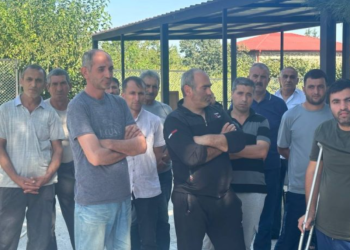 სოფელ კურდღელაურში საბავშვო ბაღის მშენებლობაზე დასაქმებულები ამბობენ, რომ 4 თვეა ხელფასი არ აუღიათ