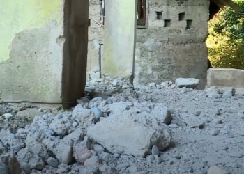 “კედლები დაბზარულია, გვეშინია შიგნით ცხოვრება” – მახინჯაურში გზის მშენებლობის გამო სახლი დანგრევის პირამდე მივიდა