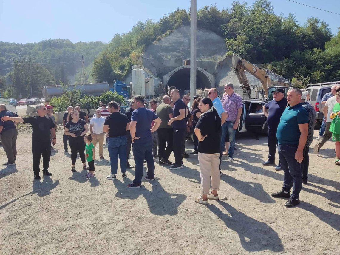 აქცია რიკოთთან – ჩინური კომპანიის წარმომადგენლები მიწაზე გაწვნენ