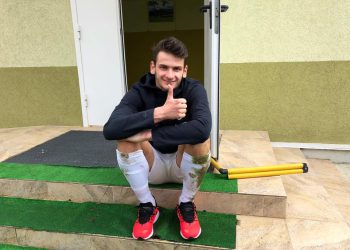 📷: ასე გულშემატკივრობს ხვიჩა კვარაცხელია საქართველოს კალათბურთის ნაკრებს ისტორიულ თამაშში