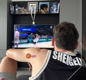 📷: ასე გულშემატკივრობს ხვიჩა კვარაცხელია საქართველოს კალათბურთის ნაკრებს ისტორიულ თამაშში