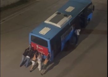 მგზავრები გაფუჭებულ ავტობუსს ხელით აწვებიან – რა ვიდეო ვრცელდება სოციალურ ქსელში?