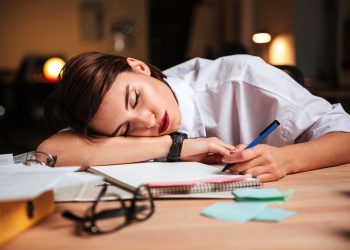 რატომ შეიძლება იგრძნოთ დაღლილობა ძილის შემდეგ და რა ფაქტორები ახდენს გავლენას ძილზე