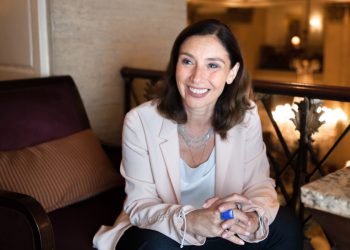 “უფროსი და უმცროსი ნინო’ – ნინო სუხიშვილი ბებიასთან ერთად გადაღებულ იშვიათ კადრებს აქვეყნებს