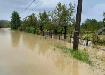 „ვერ­ტმფრე­ნის ჩარ­თვა მე­ო­რე სო­ფელ­ში არის საჭირო, გა­მო­ძა­ხე­ბუ­ლია თბი­ლი­სი­დან და ელოდებიან წუთი წუთ­ზე“ – რა ვითარებაა სტიქიის ზონაში