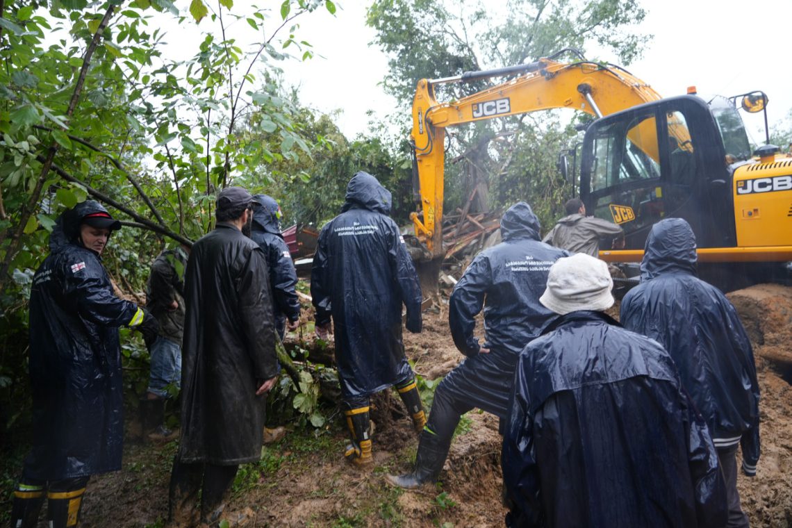 სოფელ ჯუმათში ფერდობის ჩამოშლის ადგილიდან მაშველებმა არასრულწლოვანი გამოიყვანეს