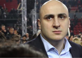 “ჩემი გაჭირვება მაქვს მაცადე” – პოლიციის თანამშრომელი ნიკა მელიას დაკავების დროს