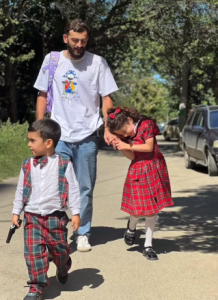 შოვის სტიქიას გადარჩენილი დავით ჯელაძე დისშვილებთან ერთად გადაღებულ ფოტოს აქვეყნებს