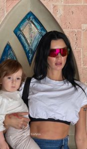 ალექსანდრა პაიჭაძე მისი და დავით კოდუს საერთო შვილის ფოტოებს აქვეყნებს