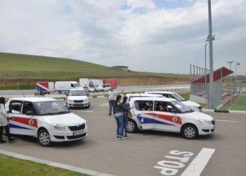 რა უნდა იცოდეს ახალგაზრდამ, თუ მართვის მოწმობის აღებას 18 წლამდე გადაწყვეტს – მას შეზღუდვები უწესდება