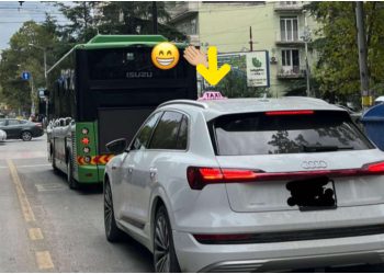 „ტაქსაობს თუ იმისთვის აქვს ეს ტრაფარეტი რომ ავტობუსის ზოლზე იაროს?“ – რა ფოტო ვრცელდება სოც-ქსელში?