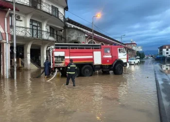 ძლიერი წვიმის შედეგად, ქობულეთის მუნიციპალიტეტში რამდენიმე ქუჩაზე საცხოვრებელი სახლების ეზოები და პირველი სართული დაიტბორა