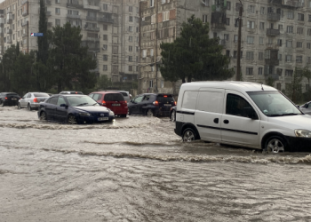 VIDEO: ძლიერი წვიმის შედეგად რუსთავის ქუჩები დაიტბორა