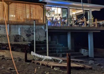 ქობულეთში ბეტონის შენობა პლაჟსა და ზღვიდან ასასვლელ კიბეზე ააშენეს