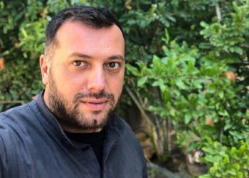 “ადამიანებმა საერთო ენა დაკარგეს, ერთმანეთის მიმართ გაუცხოვდნენ და სამყაროც ასეთივე გახდა!” – რას წერს პეტრე კოლხი?