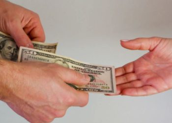 როგორ ხდება ნეგატიური ენერგიის გადაცემა ხელიდან ხელში მიწოდებული საგნით