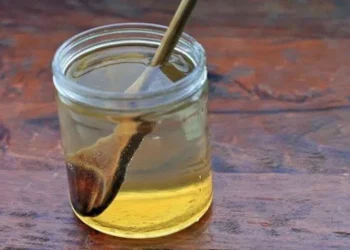 რატომ უნდა დავლიოთ ცივი თაფლიანი წყალი – სასმელი, რომელიც სასწაულებს ახდენს