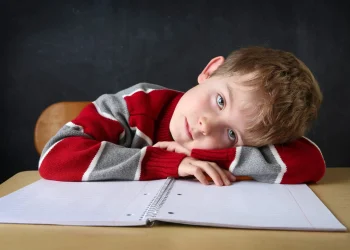 ნუ გააკრიტიკებთ, როდესაც ცუდად დაწერს – 7 რჩევა პირველკლასელების მშობლებისთვის