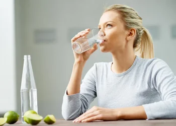 რომელი წყლის დალევაა უკეთესი ზაფხულში – მინერალურის თუ სასმელის?