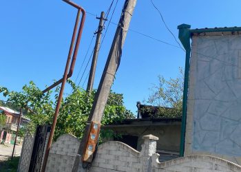 “არსებობს საშიშროება, რომ ბოძი დაეცეს სახლს ან მანქანას” – ქუთაისში, ფურცელაძის ქუჩაზე მცხოვრებლები დახმარებას ითხოვენ