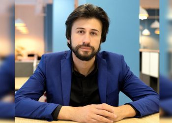 “სამი გოგო დაესხა თავს გინებით და წივილით, ძლივს აკავებს პატრული” – რას წერს გურამ შეროზია