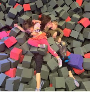 "ბედნიერი ოჯახი, ულამაზესი შვილები" - თაკო გაჩეჩილაძე შვილებთან ერთად გადაღებულ ფოტოებს აზიარებს