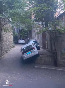 📷 „საოცარი პარკირება მთაწმინდაზე“ - ნახეთ ფოტო, რომელიც სოციალურ ქსელს იპყრობს