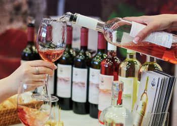 თბილისში, სიონის ქუჩაზე, „ქართული ღვინის ფესტივალი“ მიმდინარეობს