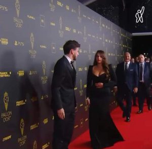 🎥ხვიჩა კვარაცხელია და ნიცა თავაძე “ოქროს ბურთის” დაჯილდოების წითელ ხალიჩაზე - ახალი კადრები