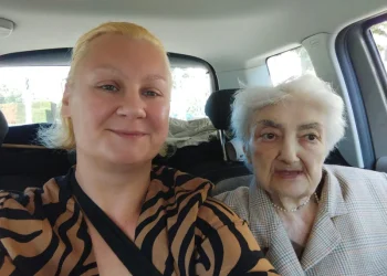 “დედაჩემის ცხედარს სახელმწიფო ხარჯით გადმოასვენებენ… მინდა, უკანასკნელ გზაზე გავაცილო, მაგრამ ბილეთის ყიდვის ფინანსები არ მაქვს…” – რას ამბობს ინგა ფერაძის ქალიშვილი?