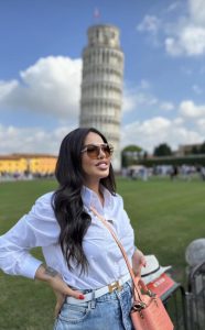 შორენა ბეგაშვილი ტრენდული ლუქით პიზის კოშკთან პოზირებს