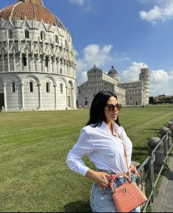 შორენა ბეგაშვილი ტრენდული ლუქით პიზის კოშკთან პოზირებს