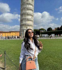შორენა ბეგაშვილი ტრენდული ლუქით პიზის კოშკთან პოზირებს