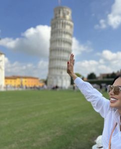 შორენა ბეგაშვილი ტრენდული ლუქით პიზის კოშკთან პოზირებს