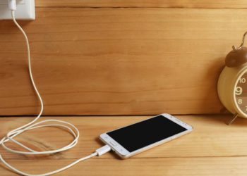 ფუჭდება თუ არა მობილური ტელეფონი თუ დასატენად მთელი ღამით ტოვებთ – მითები და რეალობა