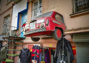 ვინ არის კაცი, რომლის შემოქმედება უკვე 28 წელია პეკინის ქუჩაზე გამვლელების ყურადღებას იქცევს