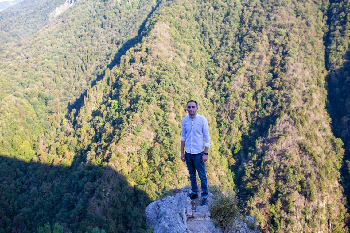 „განმიმარტეს, რომ მხოლოდ რაჭველებისთვის შეუძლიათ დახმარების გაწევა“ – შოვის მეწყერს გადარჩენილი ხელისუფლების უყურადღებობაზე საუბრობს