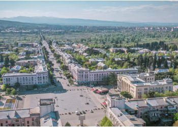 “სარდაფები გვაქვს წყლით სავსე” – რუსთავის, ერთ-ერთი კორპუსის მაცხოვრებლები დახმარებას ითხოვენ