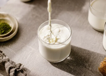 რა მოუვა ორგანიზმს, თუ ძილის წინ 1 ჭიქა რძეს დალევთ?