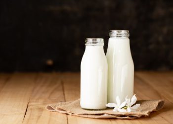 რა მოუვა ორგანიზმს, თუ ძილის წინ 1 ჭიქა რძეს დალევთ?